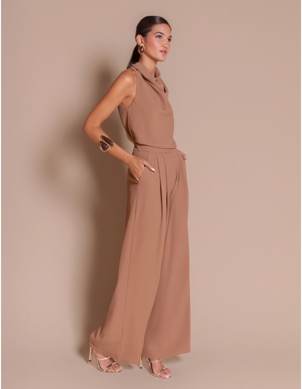Pantalón de invitada con pliegues delanteros en color avellana 2