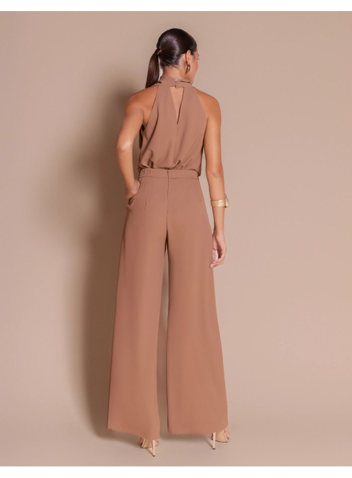 Hazelnut-colored guest pants with front pleats