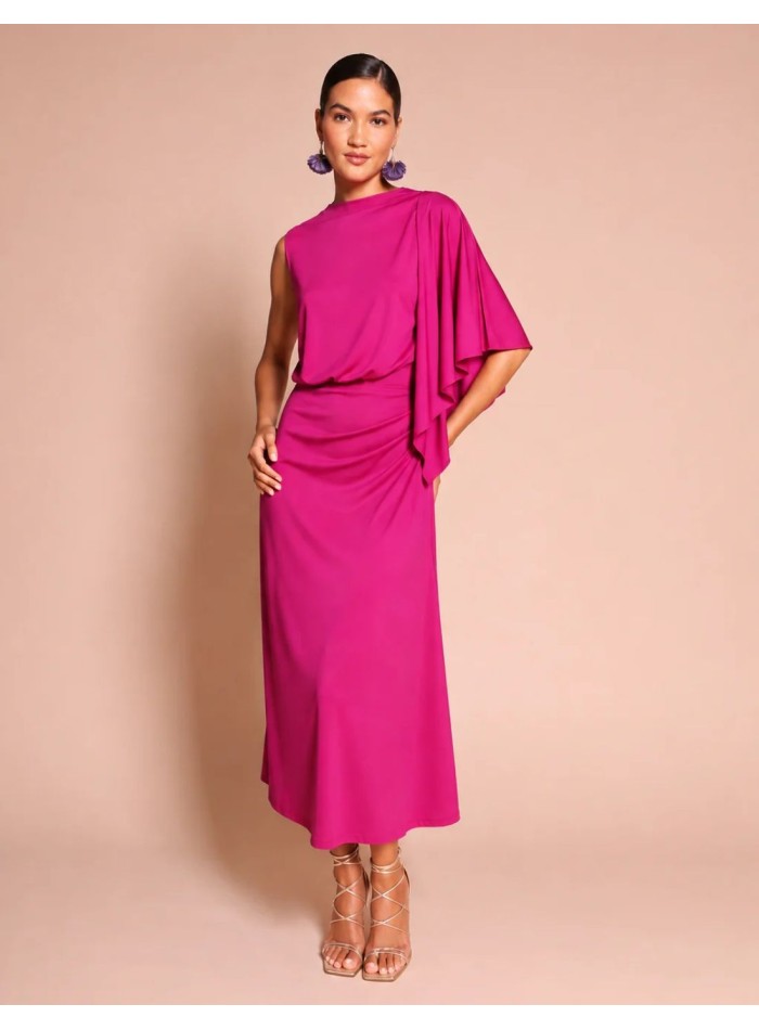 Vestido midi de punto sedoso con drapeado y manga asimétrica fucsia