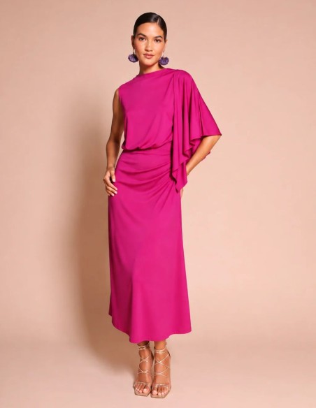 Robe midi en maille soyeuse, drapée, avec une manche asymétrique fuchsia