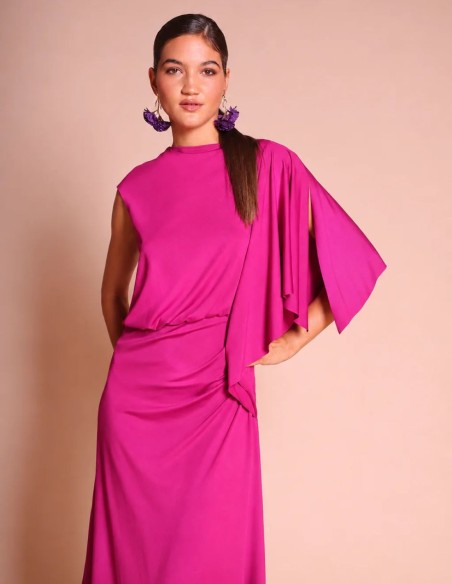 Robe midi en maille soyeuse, drapée, avec une manche asymétrique fuchsia