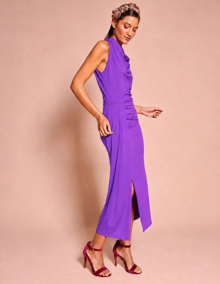 Robe midi en maille soyeuse violette avec encolure dos nu drapée