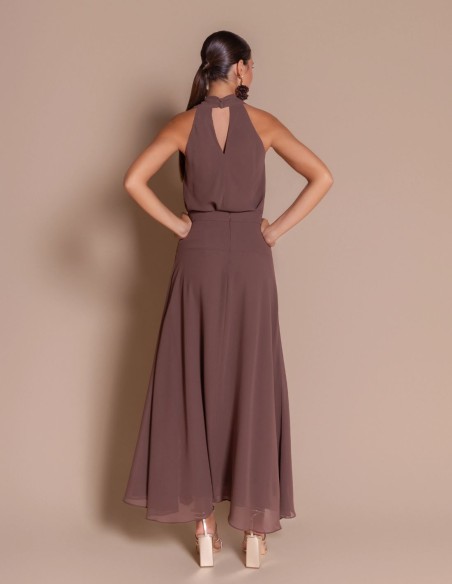 Top marrón de doble gasa con cuello halter para invitada
