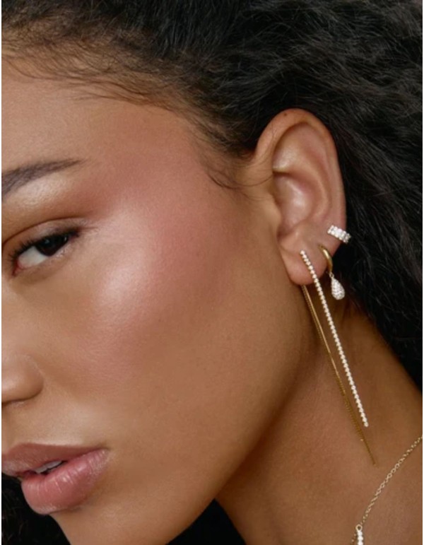 Boucles d'oreilles en zircons blancs et chaîne dorée