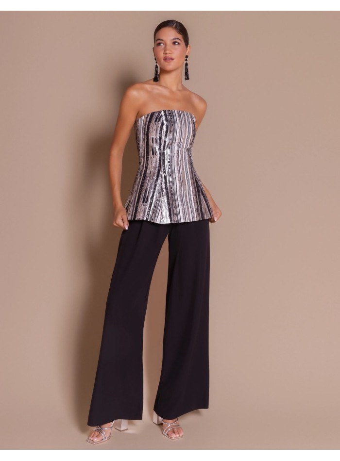 Corpiño con escote palabra de honor y detalle de peplum elegante