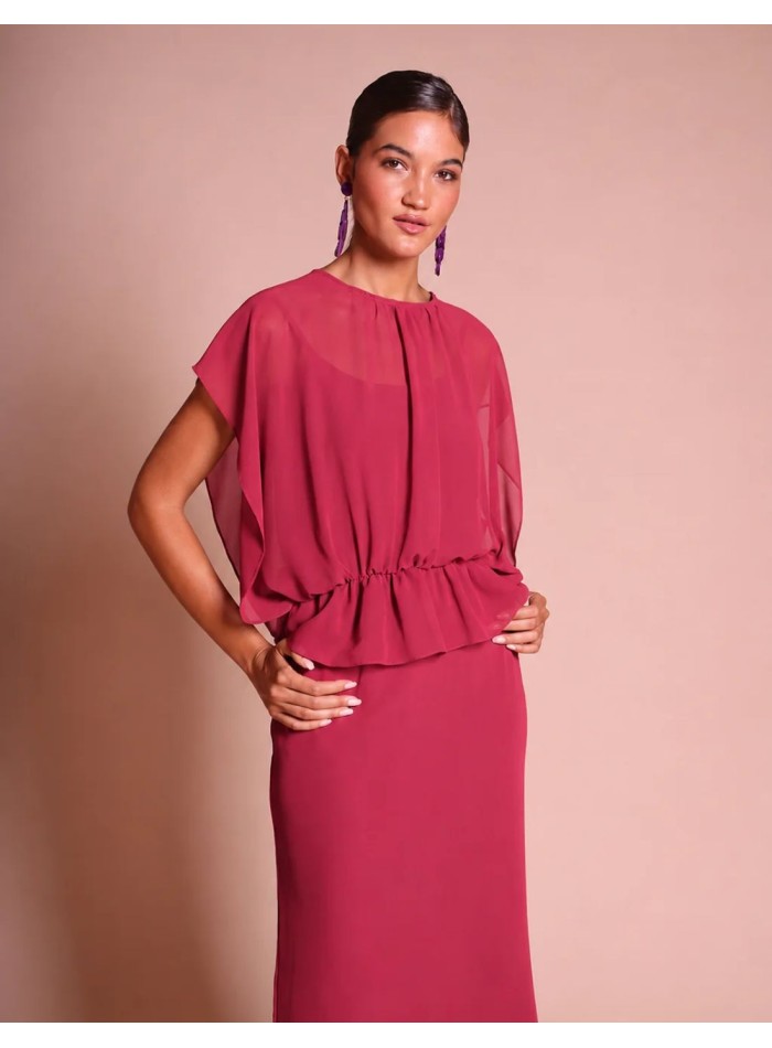 Vestido para invitada de gasa con falda recta color fresa