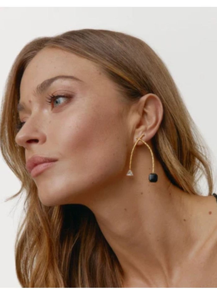 Pendientes dobles dorados con circonita y piedra negra