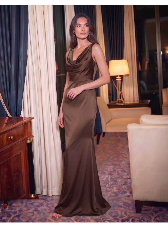 Robe longue à effet satiné et décolleté drapé