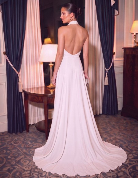 Long dress with a halter neckline and an open back