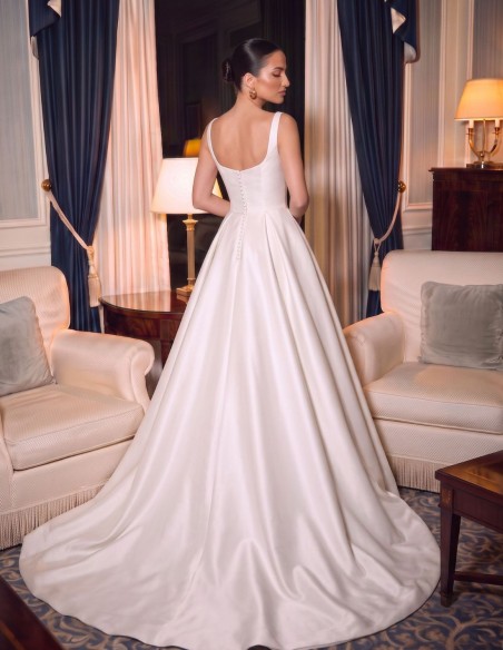 Princess-style dress made of mikado fabric