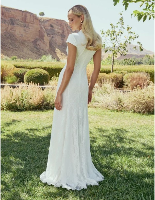 Robe de mariée longue en dentelle blanche avec col mao 2