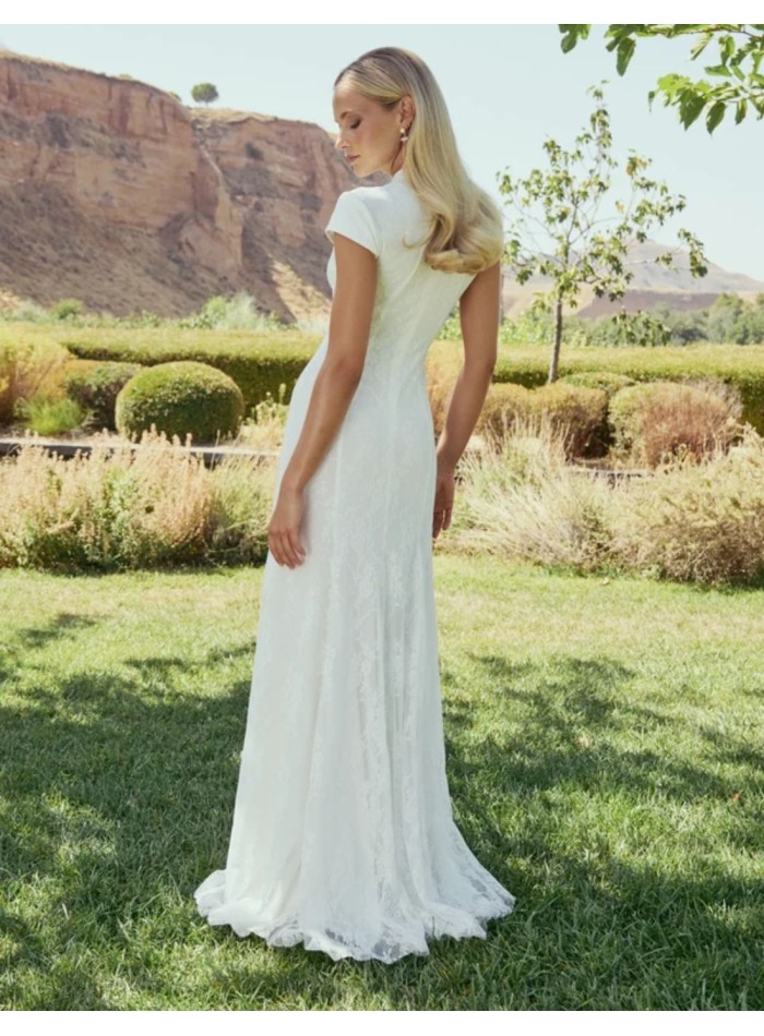 Vestido largo de novia de encaje blanco con cuello mao y manga a la sisa