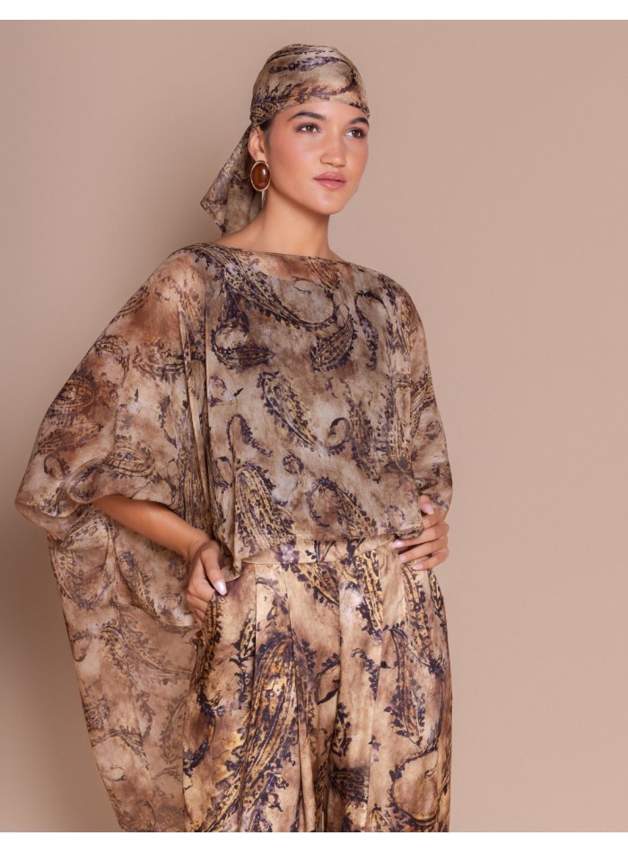 Blusa larga asimétrica con cuello de barco para invitada
