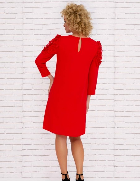 Short party dress with details in the sleeves and round neck at INVITADISIMA