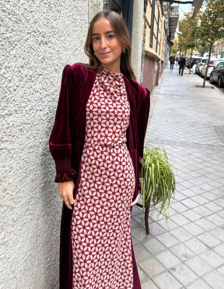 Kimono de terciopelo granate, una prenda elegante y versátil que aporta textura y profundidad