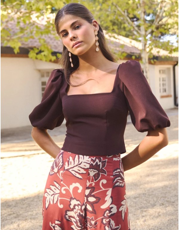 Haut structuré couleur chocolat avec des manches bouffantes