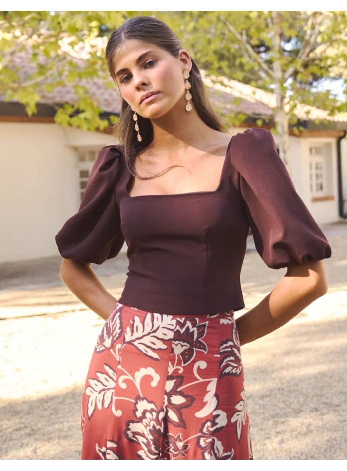 Structured top in chocolate brown with puffed...