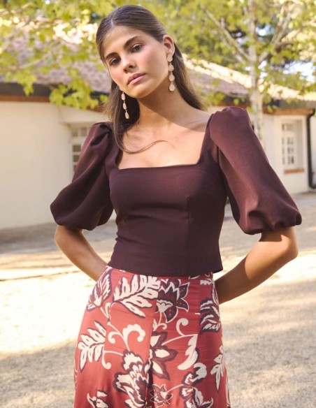 Structured top in chocolate brown with puffed sleeves