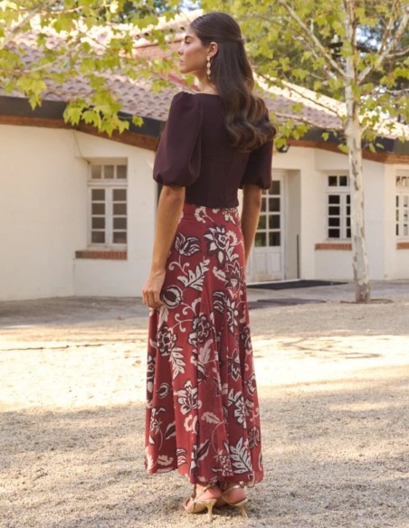 Structured top in chocolate brown with puffed sleeves