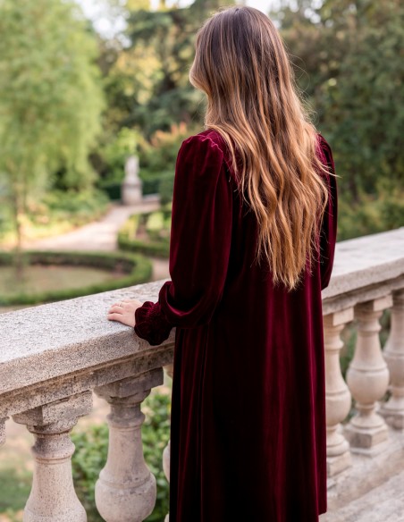 Burgundy velvet kimono for events and fall and winter looks