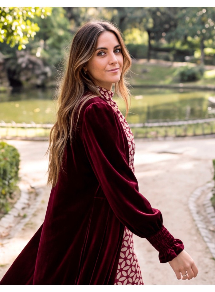 kimono granate de terciopelo es una alternativa especial a las chaquetas convencionales