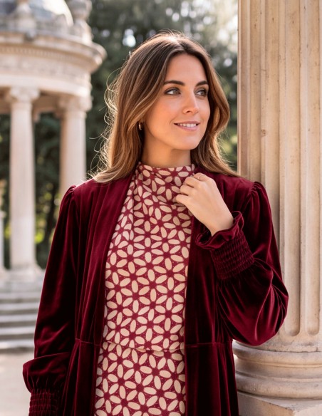 kimono en velours bordeaux pour femme qui convient aussi bien aux occasions spéciales