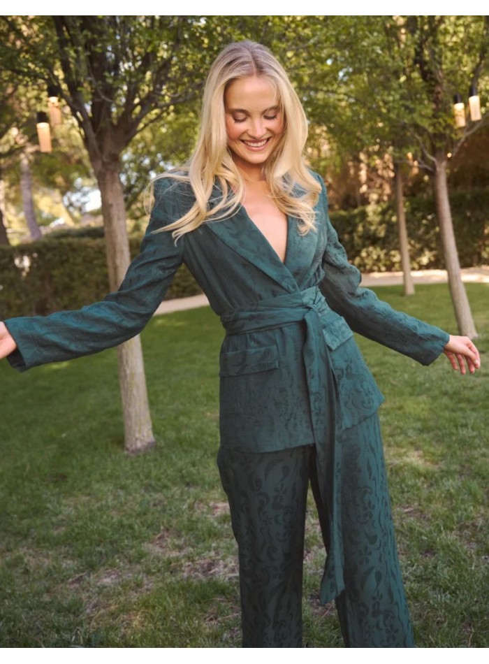 Blazer en tejido jacquard color verde con fajín  para invitada