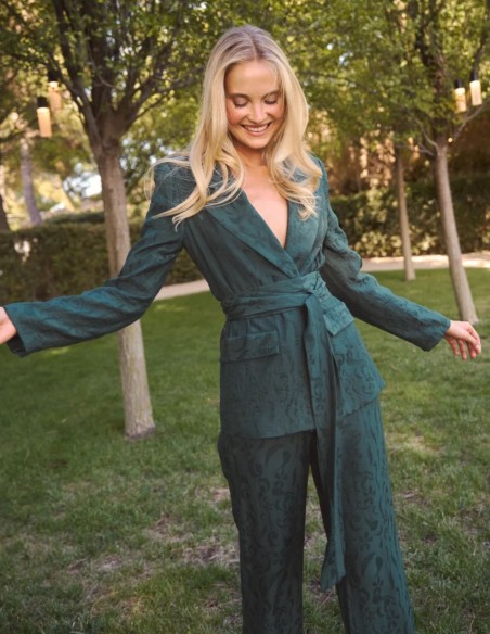 Blazer en tejido jacquard color verde con fajín  para invitada