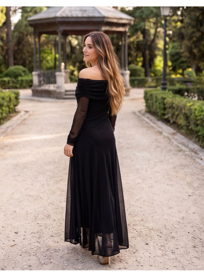 Robe noire en tulle à encolure bardot et...