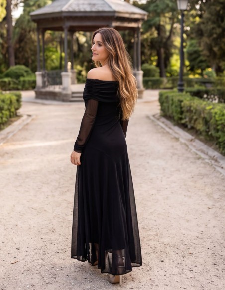 Vestido negro de tul con escote bardot y manga larga