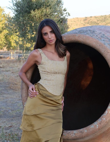 Conjunto de dos piezas con top jacquard y falda de capas en color oliva