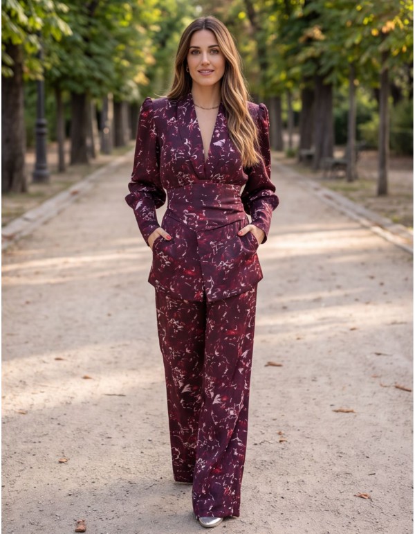 Traje burdeos de dos piezas con pantalón de pierna ancha