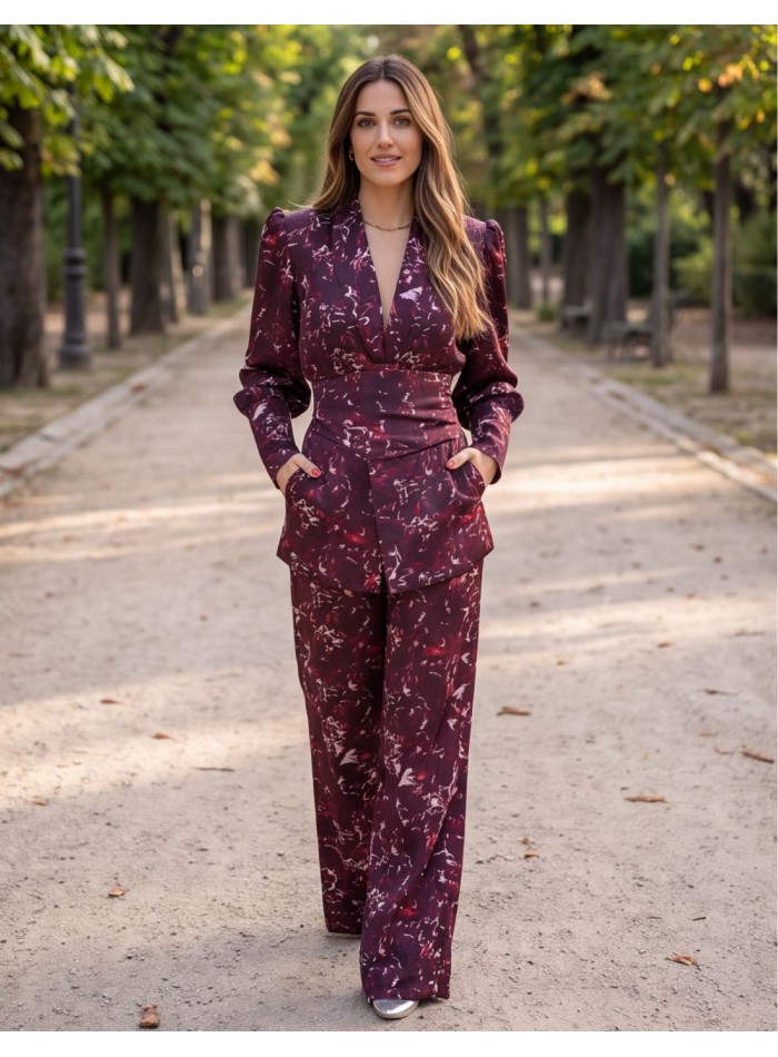 Traje burdeos de dos piezas con pantalón de pierna ancha