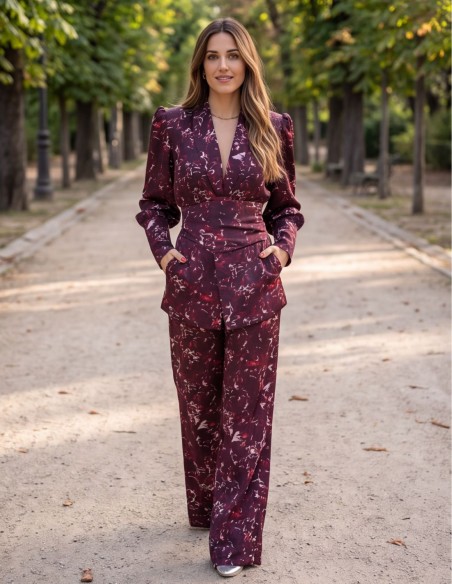 Traje burdeos de dos piezas con pantalón de pierna ancha