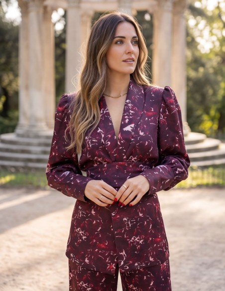 Traje burdeos de dos piezas con pantalón de pierna ancha