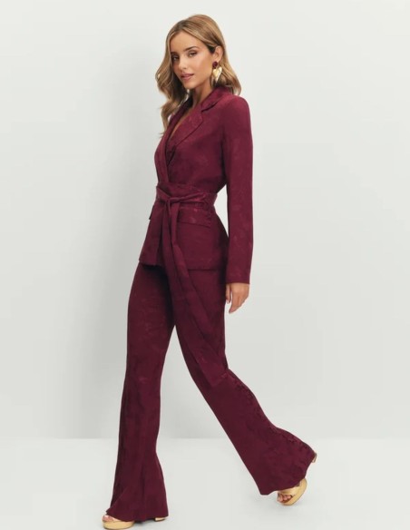 Blazer berenjena de jacquard con fajín con pantalón a juego