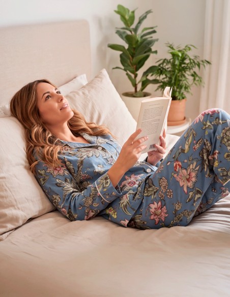 Pyjama artisanal en coton bleu à motif floral, conçu pour offrir en cadeau