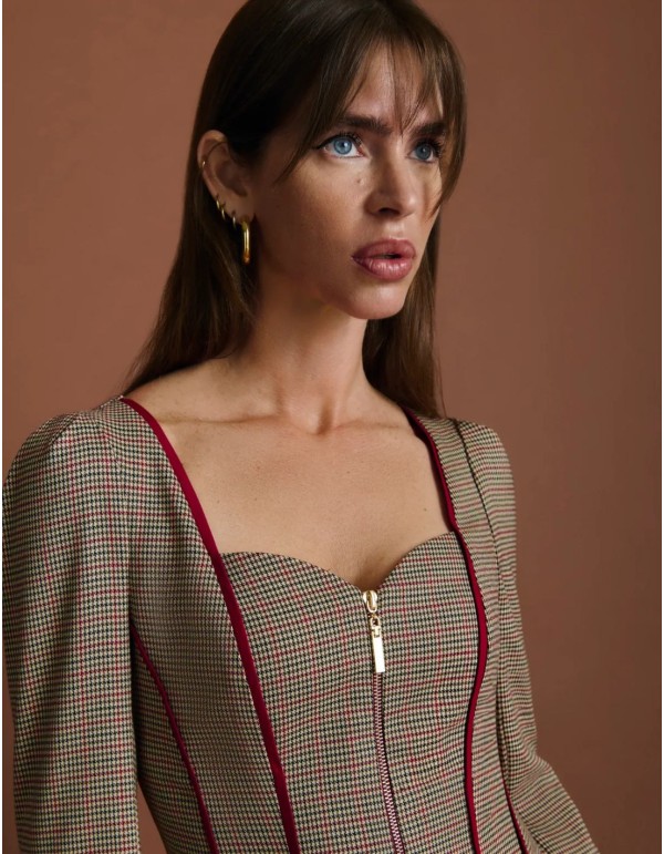 Structured long-sleeved top with a sweetheart neckline... 2