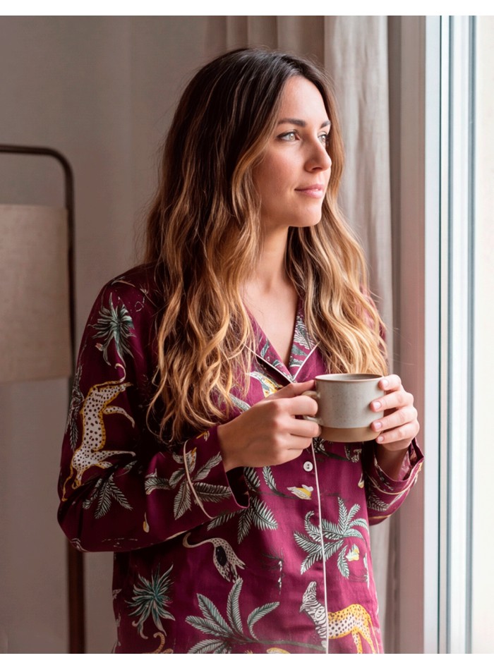 Pyjama artisanal grenat à imprimé animalier exotique
