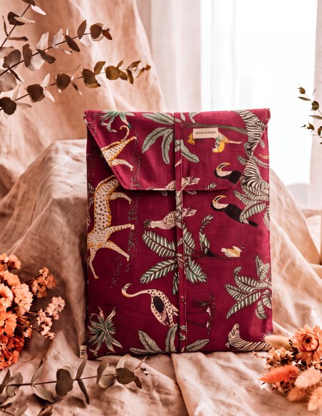 Pijama artesanal granate con estampado animal exótico bolsa matching
