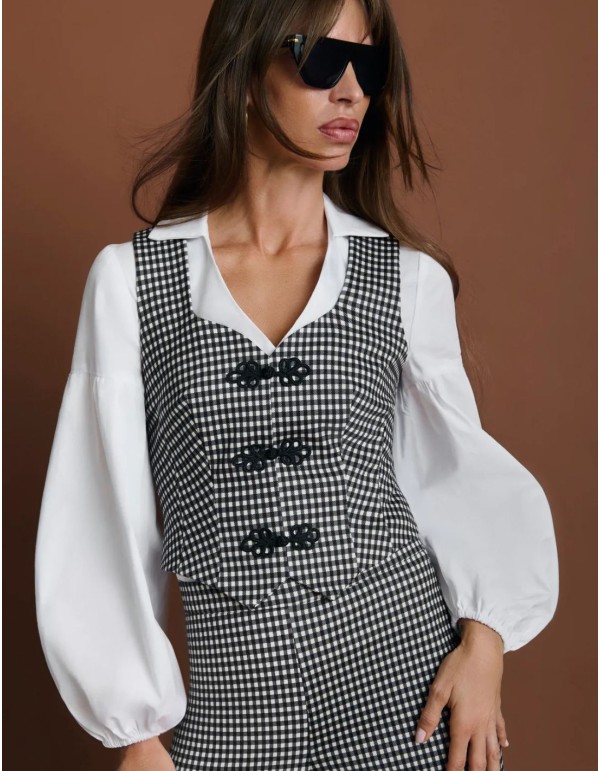 Fitted top in black-and-white flat-knit fabric