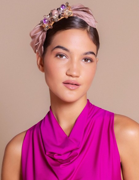 Diadema para invitada con piedras y plumas