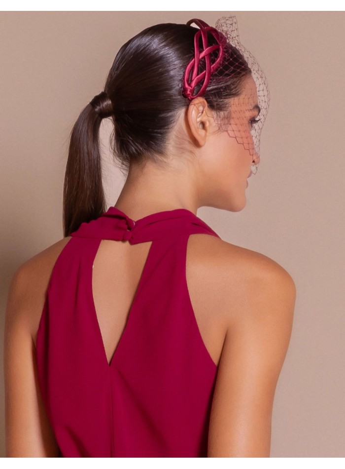 Diadema para invitada granate de raso trenzada con red para elevar tu look