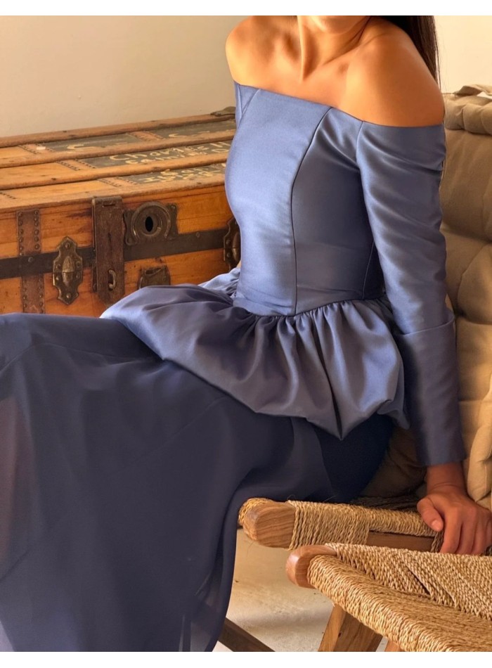 Conjunto azul de falda de gasa y top de mikado para invitada
