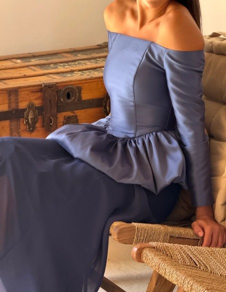 Conjunto azul de falda de gasa y top de mikado para invitada