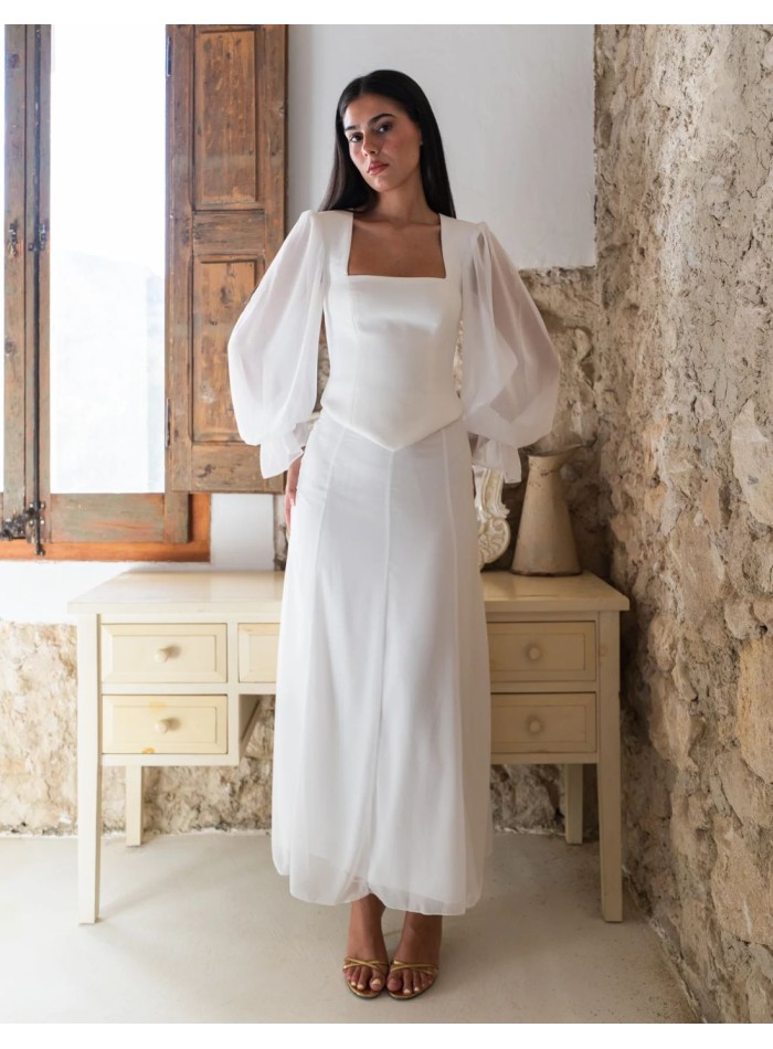 Ensemble blanc en mousseline et crêpe, composé...