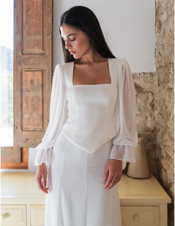 White chiffon and crepe ensemble with a skirt and a top... 2