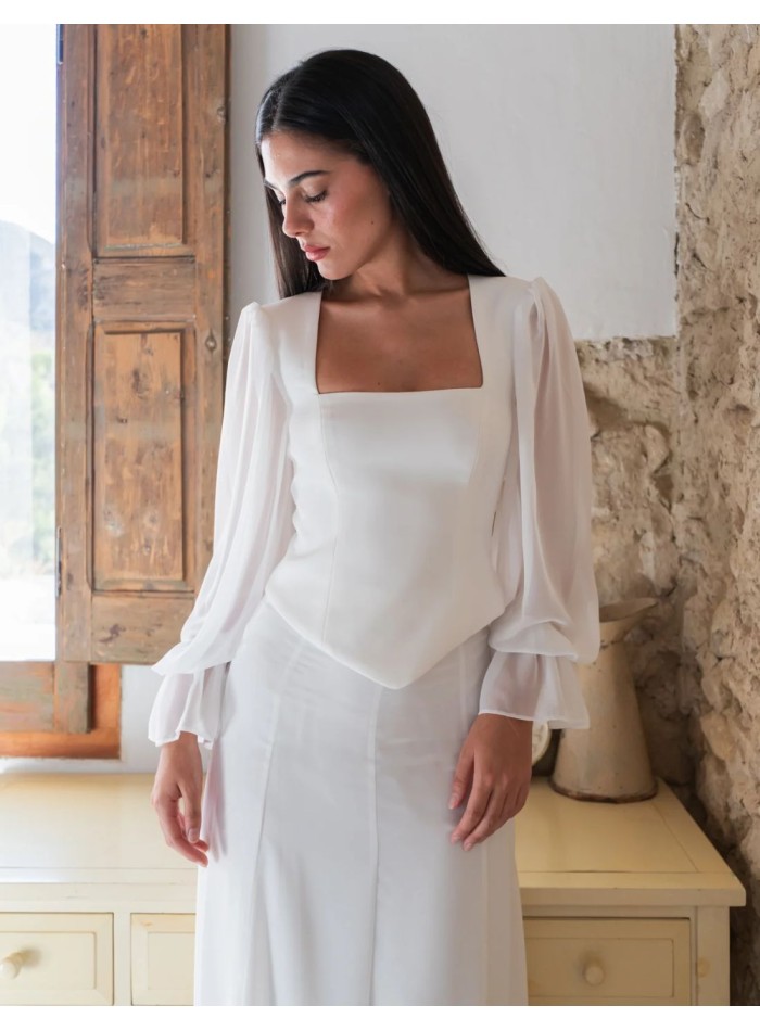 Ensemble blanc en mousseline et crêpe, composé...