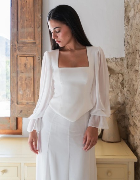 Ensemble blanc en mousseline et crêpe, composé d'une jupe et d'un haut à manches bouffantes