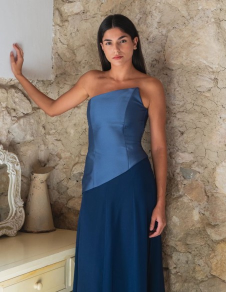 Conjunto azul de gasa y mikado con falda de quillas y top asimétrico para invitada